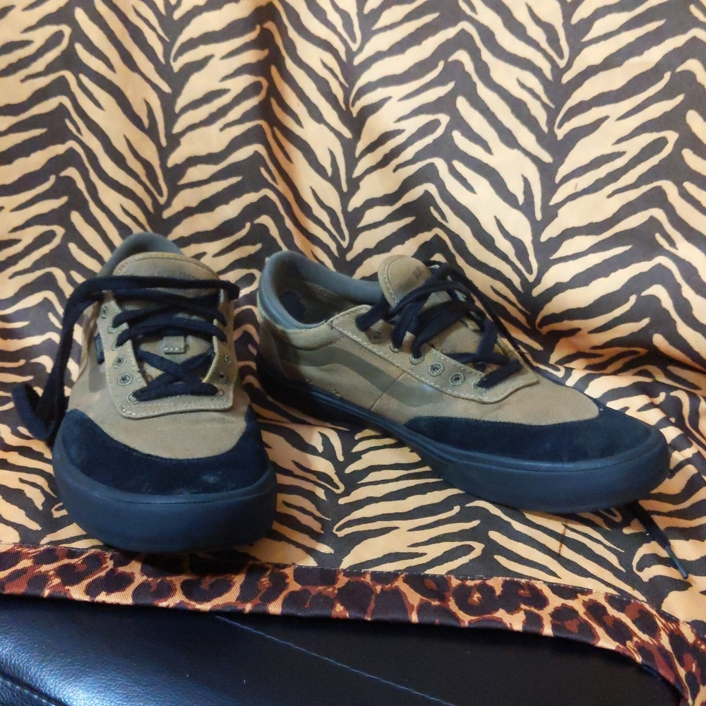 Gilbert Crockett Vans army green and black